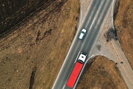 Beim Überholen von Lastwagen oder Bussen sollten Sie beachten, dass das Auto schon beim Eintauchen in den Windschatten des g...