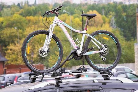 Ein weiterer Risikofaktor bei Sturm sind Fahrradträger oder Dachboxen. Sie vergrößern die Angriffsfläche für den Wind und ve...