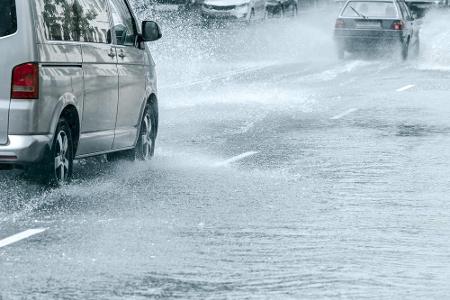 Gefährlich wird es auch bei Starkregen. Zum einen durch Aquaplaning, zum anderen durch Überflutung von Straßenabschnitten un...
