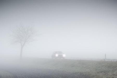 Nach dem Sommer kommt auch der Nebel zurück, gerade in den Morgen- und Abendstunden. Ab 50 Metern Sicht sollten Sie die Gesc...