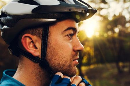 Spätestens im Herbst geht beim Radfahren die Sicherheit vor. Denn die Unfallgefahr ist durch Nässe oder schlechte Sicht deut...