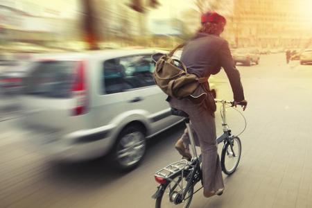 Bei schlechter Sicht werden Drahtesel leicht übersehen. Im Zweifel sollten Fahrradfahrer lieber einmal zurückstecken, als un...