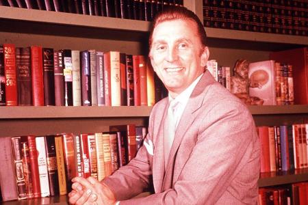 Über 60 Filme drehte er in seiner langjährigen Karriere. Auch mit seinem Sohn, Hollywood-Star Michael Douglas, stand er vor ...