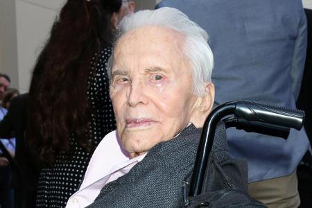 Am 9. Dezember feiert er seinen 103. Geburtstag. Er zeigt sich nur noch selten in der Öffentlichkeit, doch das Rampenlicht g...