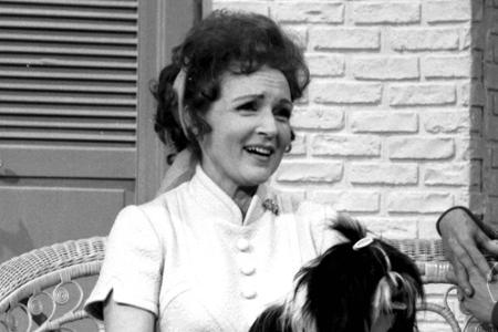 So kennen wohl die wenigsten Zuschauer Betty White. Schließlich feierte sie einen ihrer größten Erfolge als liebenswerte, ab...