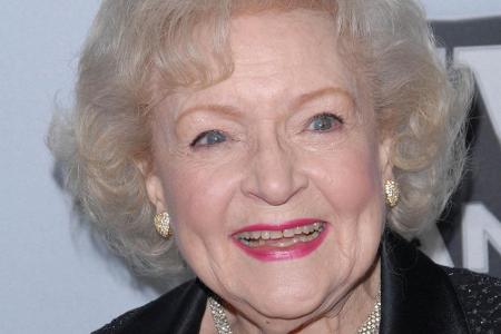 Auch mit stolzen 97 Jahren ist die Schauspielerin und Moderatorin noch in der Öffentlichkeit. Erst vor Kurzem stand sie für ...