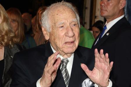 Der heute 93-Jährige ist einer der wenigen Künstler, die mit Emmy, Grammy, Oscar und Tony Award jeden der wichtigen Preise d...