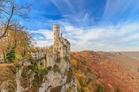 Einen wunderschönen Indian Summer kann man auch in Baden-Württemberg erleben. Am Rande eines Felsenabgrundes steht Schloss L...