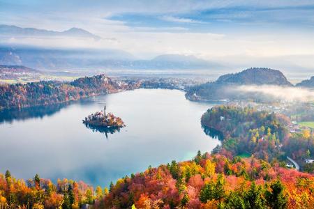 Die Herbststimmung am Bleder See in Slowenien ist etwas ganz Besonderes. Während der Überfahrt auf die kleine Insel, kann ma...