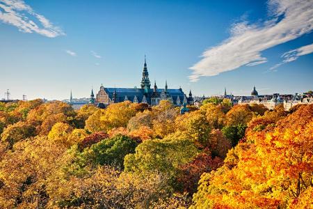 Auch in der Stadt gibt es ihn, den Indian Summer: Das Nordische Museum auf der Insel Djurgården in Stockholm scheint im Okto...