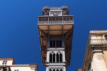Ein echtes Wahrzeichen ist der Elevador de Santa Justa, der die Unterstadt mit der Oberstadt verbindet und Platz für 24 Pers...
