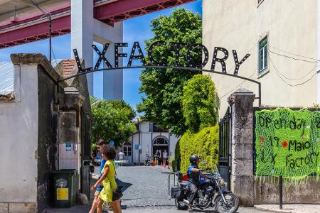 Auch die LX Factory auf einem ehemaligen Fabrikgelände ist ein Besuch wert. Hier findet man über 150 Designerläden, Restaura...