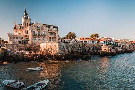 Wenn man in Lissabon ist, bietet es sich an, einen der nahegelegenen Strände zu besuchen. Besonders beliebt ist die Stadt Ca...