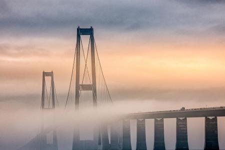 Fast schon mystisch ragt die Storebæltsbroen in Dänemark aus dem Meer. Doch in Europa gibt es auch längere Autobrücken, die ...