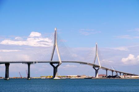 Die Puente de la Constitución de 1812 liegt in der Bucht von Cádiz in Spanien. Sie können die Überfahrt auf 3,1 Kilometern u...