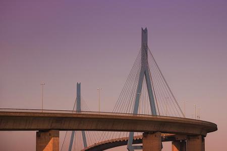 Die Köhlbrandbrücke in Hamburg haben Sie vielleicht schon selbst genutzt! Sie ist mit 3,6 Kilometern die zwölftlängste Brück...