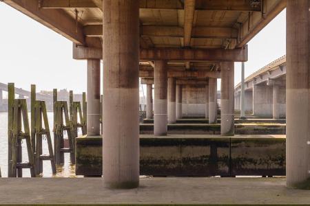 Nicht ganz so spektakulär ist die Hochstraße Elbmarsch. Hier rauscht man fast unbemerkt auf 4,3 Kilometern über Deutschlands...