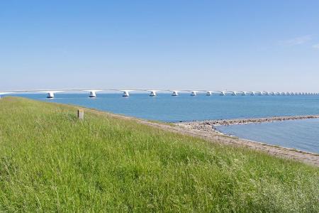 Fahren Sie über die Zeelandbrug übers Meer, überwinden Sie die Oosterschelde zwischen den beiden niederländischen Inseln Sch...