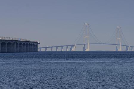 Die Storebæltsbroen in Dänemark verbindet die Inseln Fünen und Seeland miteinander. Eigentlich sind es zwei Brücken, die übe...