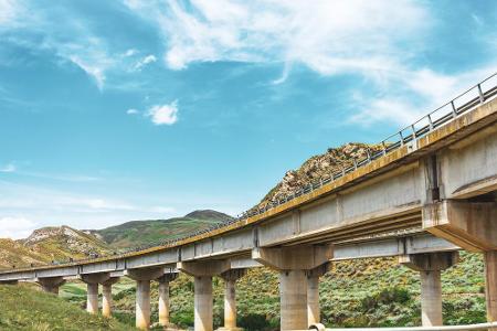 Mitten auf Sizilien befindet sich das Viadotto Fichera. Hier können Sie auf 7,35 Kilometern in luftiger Höhe über die Insel ...