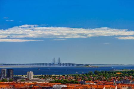 Spektakulär ist auch die Øresundsbroen zwischen Kopenhagen und Malmö. Sie beginnt von Dänemark kommend auf der künstlichen I...