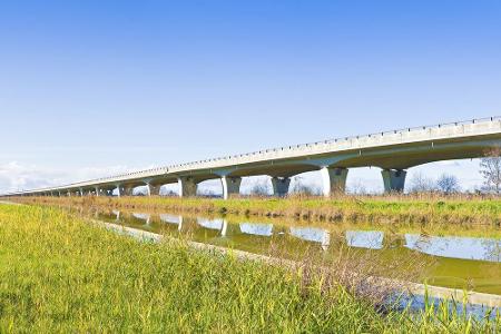 Das Viadotto Coltano zwischen Livorno und Pisa ist weit weniger spektakulär, dennoch sind Sie hier deutlich länger in der Lu...