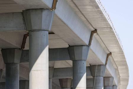Höchst unspektakulär auf Platz drei liegt die Ponte da Lezíria bei Lissabon. Auch sie ist wie die italienischen Brücken und ...