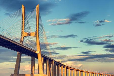 Nicht weit davon entfernt, aber um Welten spektakulärer, ist Platz zwei, die Ponte Vasco da Gama. Hier können Sie Ihrem Frei...