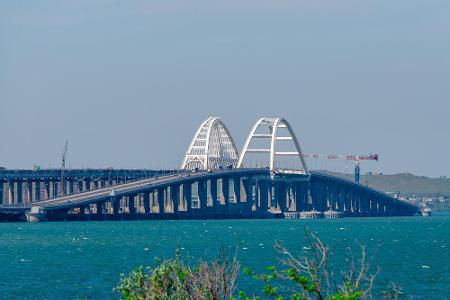 Den ersten Platz sichert sich die Krim-Brücke, die das russische Festland mit der annektierten Halbinsel Krim über die Straß...