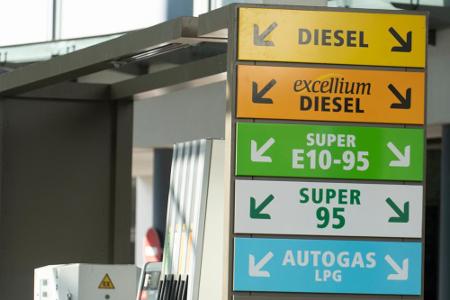 In Deutschland kostet derzeit ein Liter Superbenzin im Schnitt 1,44 Euro, Diesel ist schon ab 1,28 € pro Liter zu haben. Im ...