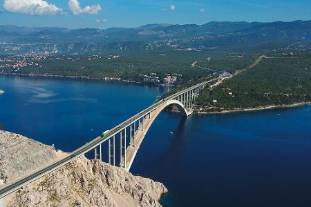 Wollen Sie die imposante Brücke auf die kroatische Insel Krk mit dem eigenen Auto überqueren, sollten sie damit rechnen, das...