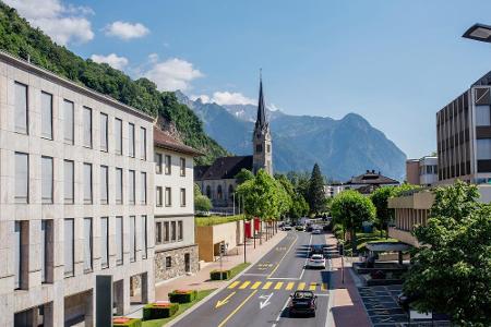 Außerdem lohnt es sich nicht, zum Tanken nach Liechtenstein zu fahren. Rund um Vaduz liegt der Preis für einen Liter Super b...