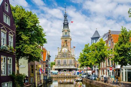 So richtig teuer wird es für Benziner in den Niederlanden. In Alkmaar und Eindhoven zahlen Sie 1,76 Euro für einen einzigen ...