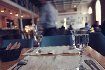 Keine Flasche Wasser im Restaurant bestellen. Denn in den USA gibt es in Restaurant immer kostenloses Leitungswasser. Das ri...