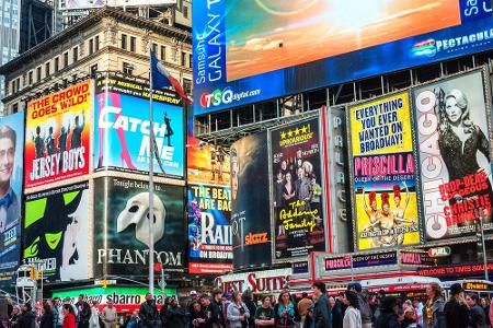 Ein weiteres No-Go: Musical-Karten vorab kaufen. Denn je nach Wochentag bekommt man Rest-Tickets zum halben Preis und oft si...