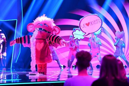 Das knuffige Monster wird mehr und mehr zum Publikumsliebling. Steckt die amtierende Dschungelkönigin Eveyln Burdecki darin?