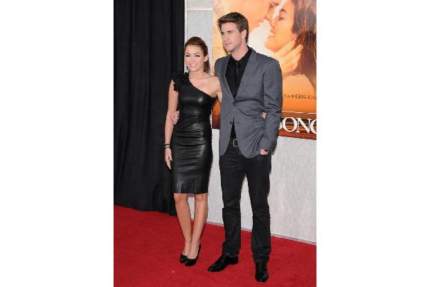 Es ist das Jahr 2009, als sich die beiden Schauspieler Miley Cyrus und Liam Hemsworth während der gemeinsamen Dreharbeiten z...