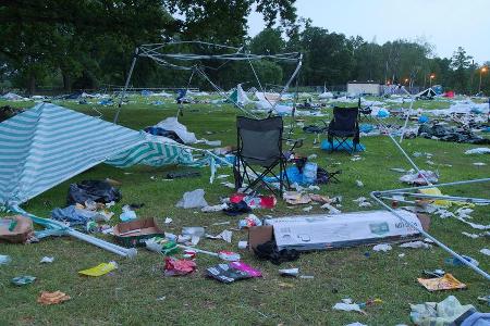 Besonders schlimm ist die Umweltbelastung durch liegen gebliebene Zelte. Viele Festivals bieten mittlerweile Stationen an, b...