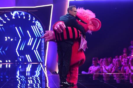 Happy-End auch für das Monsterchen. Zwar musste das niedliche, pinke Knuddelmonster ein zweites Mal singen, konnte sich dann...