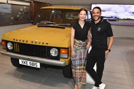 Hannah Herzsprung und Kostja Ullmann vor einem alten Range Rover