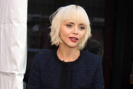 Plötzlich blond: US-Schauspielerin Christina Ricci kombiniert zur neuen Frisur ein Kostüm von Chanel.