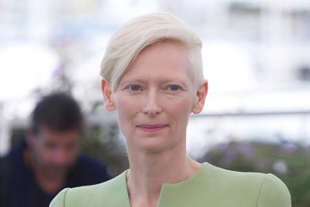Tilda Swinton steht für einen minimalistischen Look: Auch ihr steht Platinblond seit Jahren hervorragend.