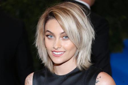 Paris Jackson setzt mit platinblonden Highlight moderne Akzente.