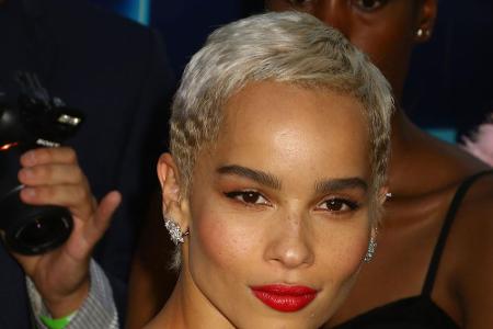 Schauspielerin Zoë Kravitz steht der platinblonde, raspelkurze Haarschnitt ausgezeichnet.