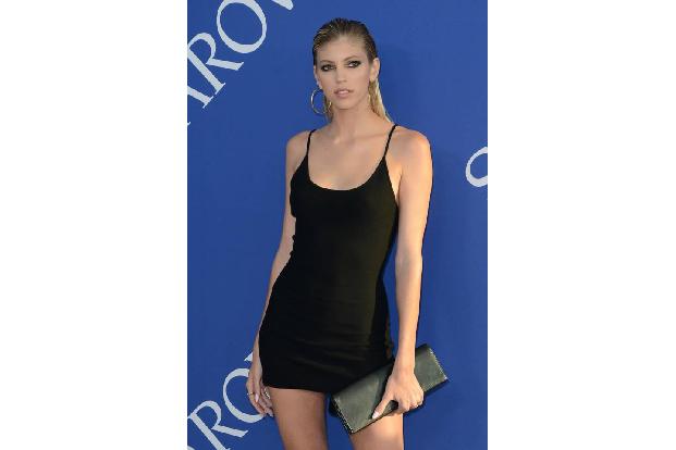 ...outeten sich Kristen Stewart und Victoria's-Secret-Model Stella Maxwell als Paar. Die beiden wohnen inzwischen zusammen, ...