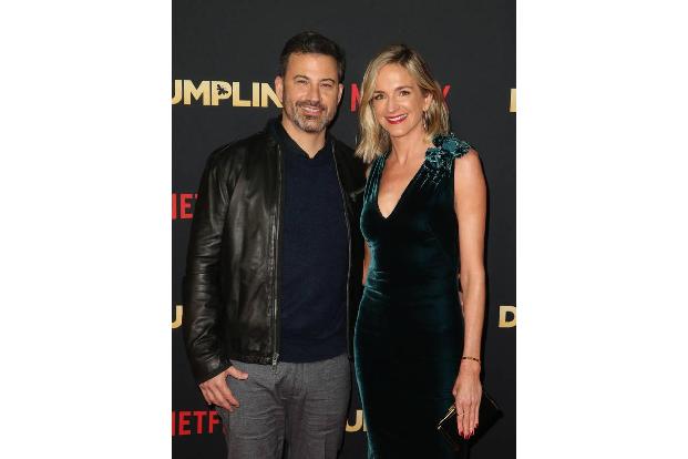 ...Jimmy Kimmel und seine Frau Molly McNearney geladen. Die beiden sind seit 2013 verheiratet und kennen Jennifer schon seit...