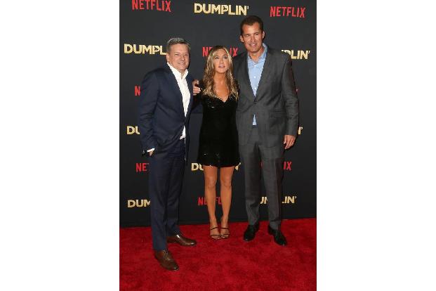 ...Ted Sarandos und Scott Stuber muss Jennifer sich gutstellen, denn die beiden repräsentieren den Streamingdienst Netflix, ...