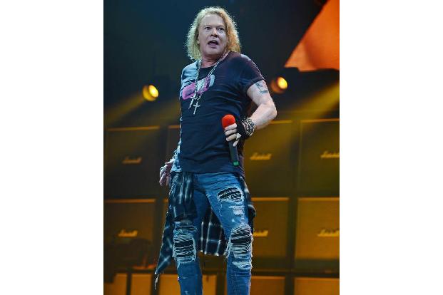 ...Axl Rose abgeschaut haben, der ausflippte, als er sah, wie ein Fan während eines Konzerts ein Foto von ihm machte. Axl li...