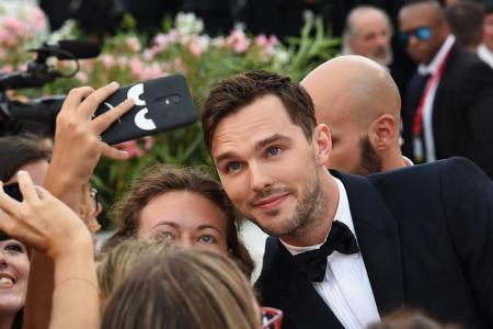 ...Nicholas Hoult, der sich 'The Truth' ansah und vor dem Kinotermin noch geduldig für Selfies mit leidenschaftlichen Fans p...