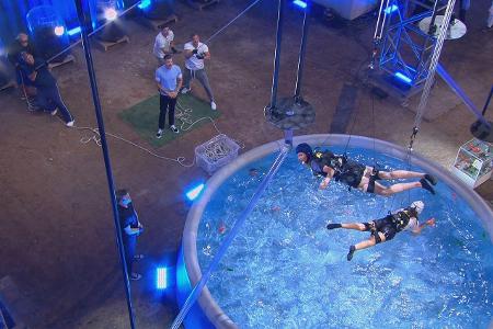 Beim Spiel mussten die Teams versuchen, so viele Spielzeug-Tintenfische wie möglich zu angeln. Janine und Theresia hingen an...